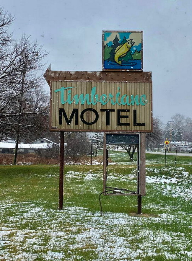 Timberlane Motel - FROM S ELLIS ON FACEBOOK (newer photo)